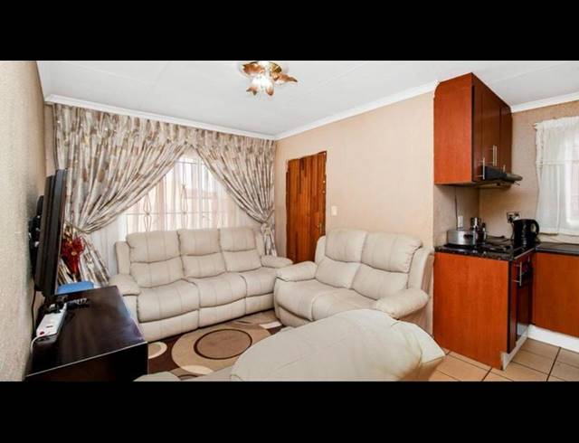 2 BEDROOM HOUSE FOR SALE IN PROTEA GLEN EXT